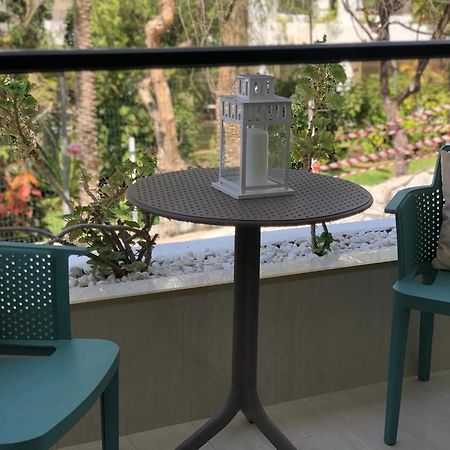 First Line Seaview Apartment 阿德耶 外观 照片
