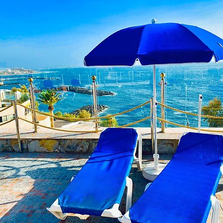 First Line Seaview Apartment 阿德耶 外观 照片