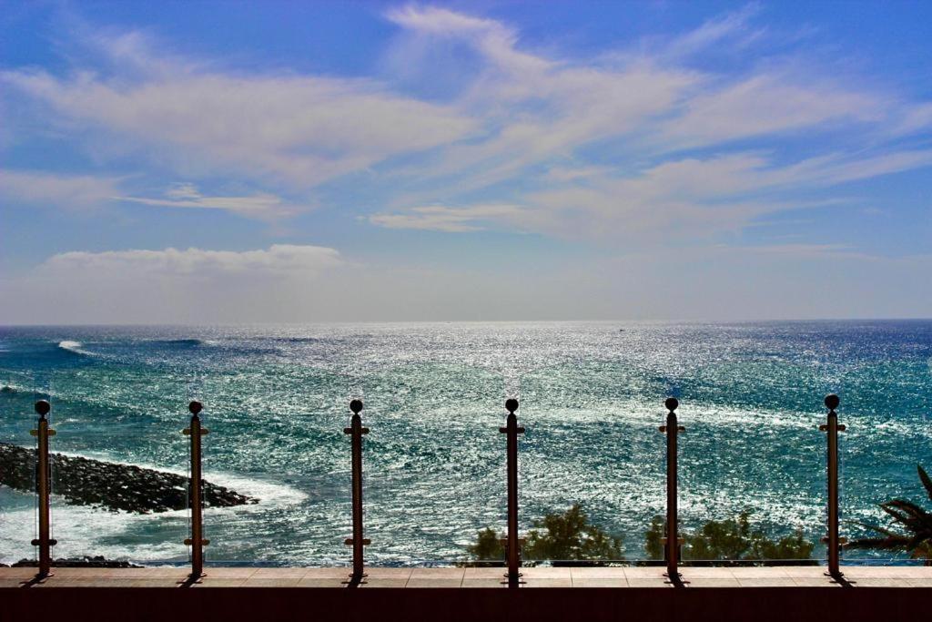 First Line Seaview Apartment 阿德耶 外观 照片