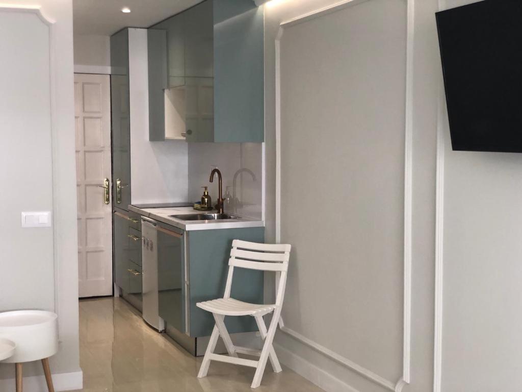 First Line Seaview Apartment 阿德耶 外观 照片