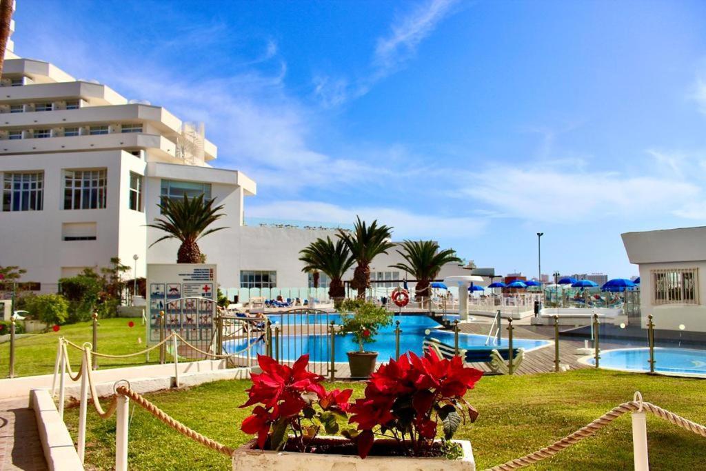 First Line Seaview Apartment 阿德耶 外观 照片