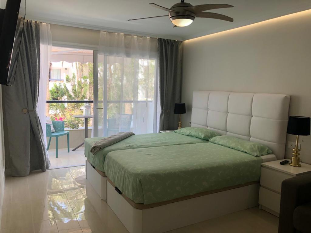 First Line Seaview Apartment 阿德耶 外观 照片