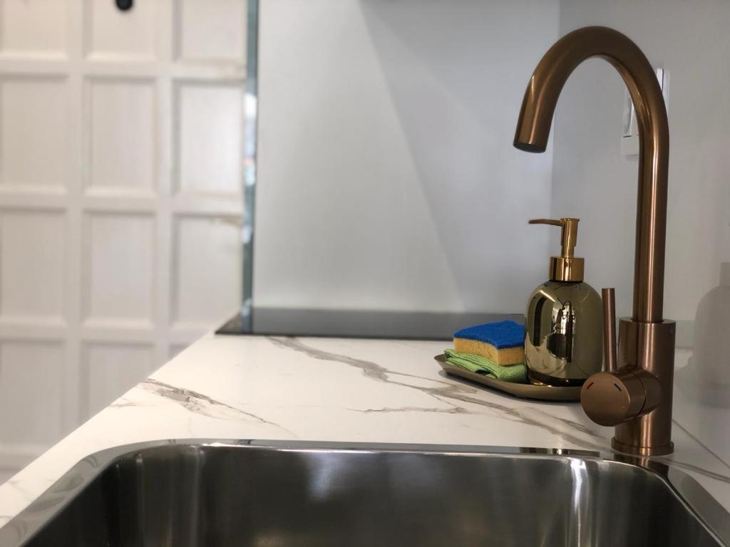 First Line Seaview Apartment 阿德耶 外观 照片