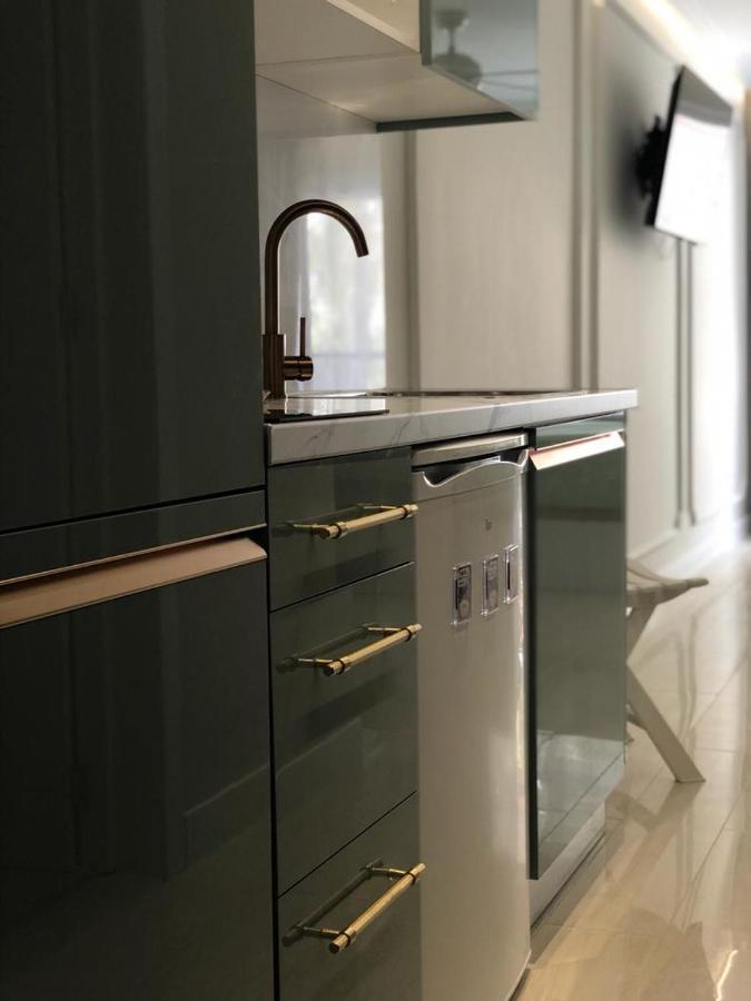 First Line Seaview Apartment 阿德耶 外观 照片
