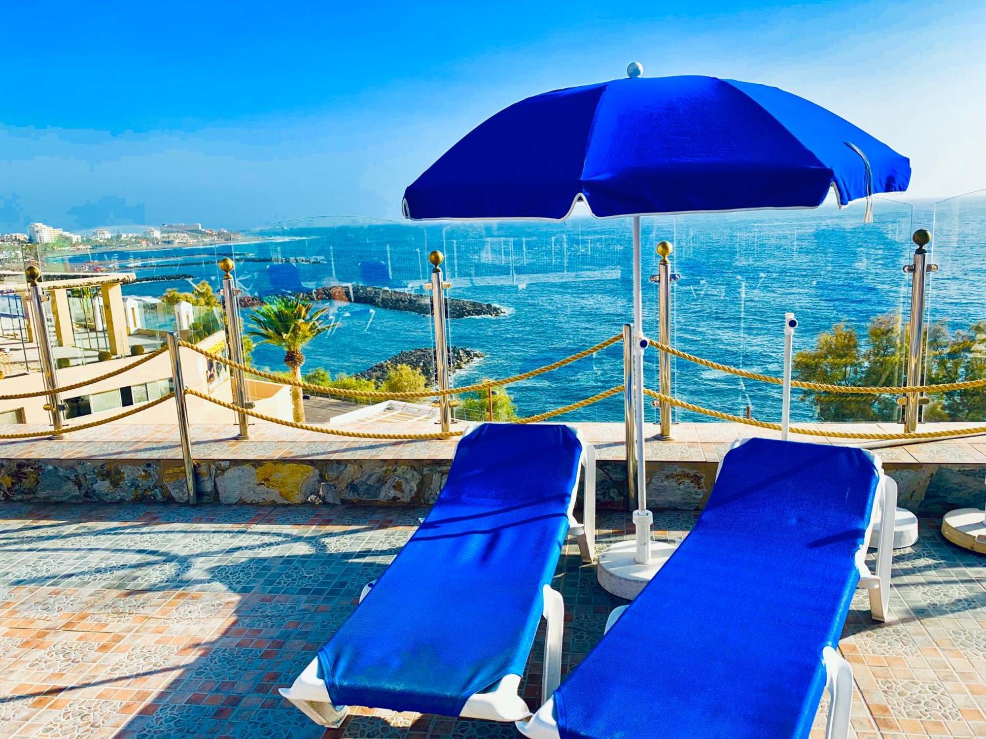 First Line Seaview Apartment 阿德耶 外观 照片