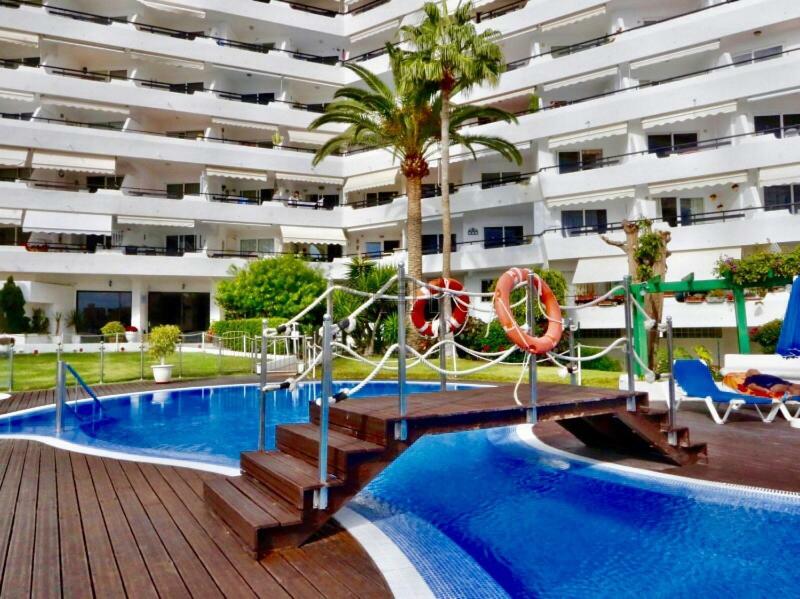 First Line Seaview Apartment 阿德耶 外观 照片
