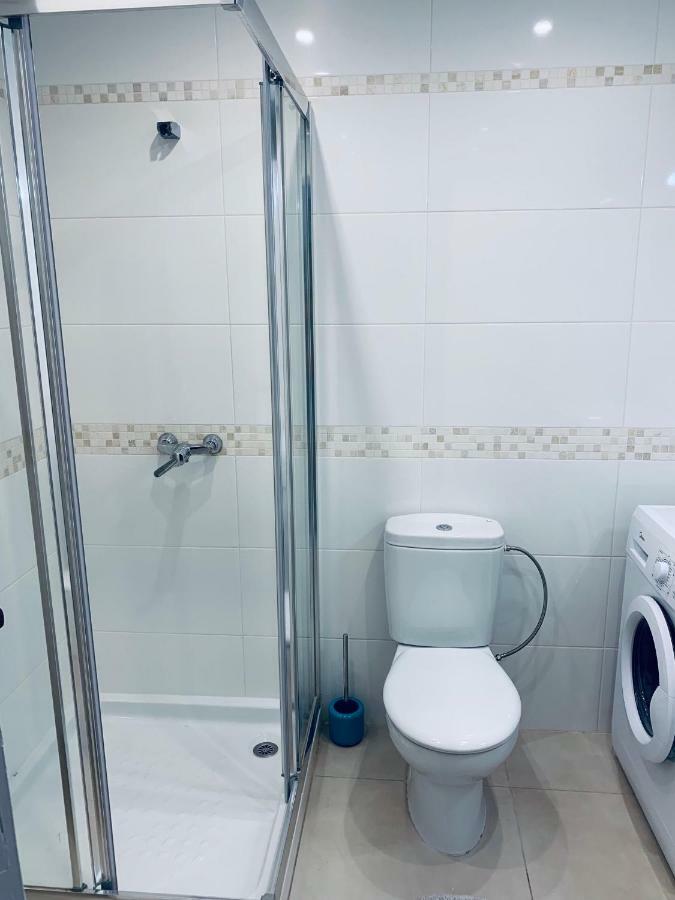 First Line Seaview Apartment 阿德耶 外观 照片